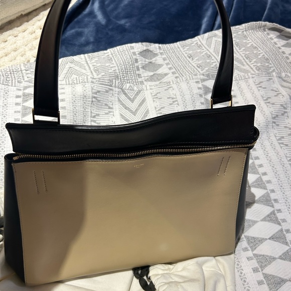 Celine bag great condition only a mark on bottom of the bag that’why low price - Picture 3 of 8